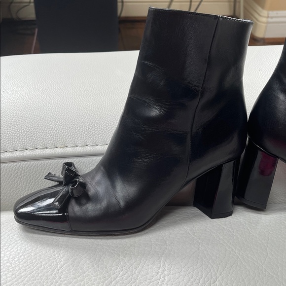 Kate Spade black leather boots with bow and patent leather accents - Picture 6 of 13